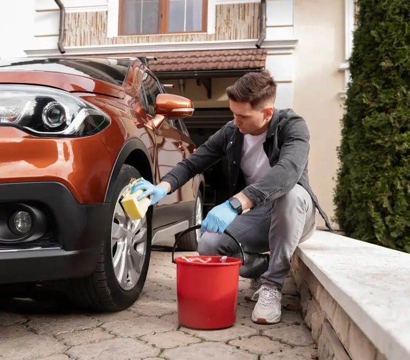 Lavage auto à domicile Seppois-le-Bas : professionnel intervenant sur un véhicule